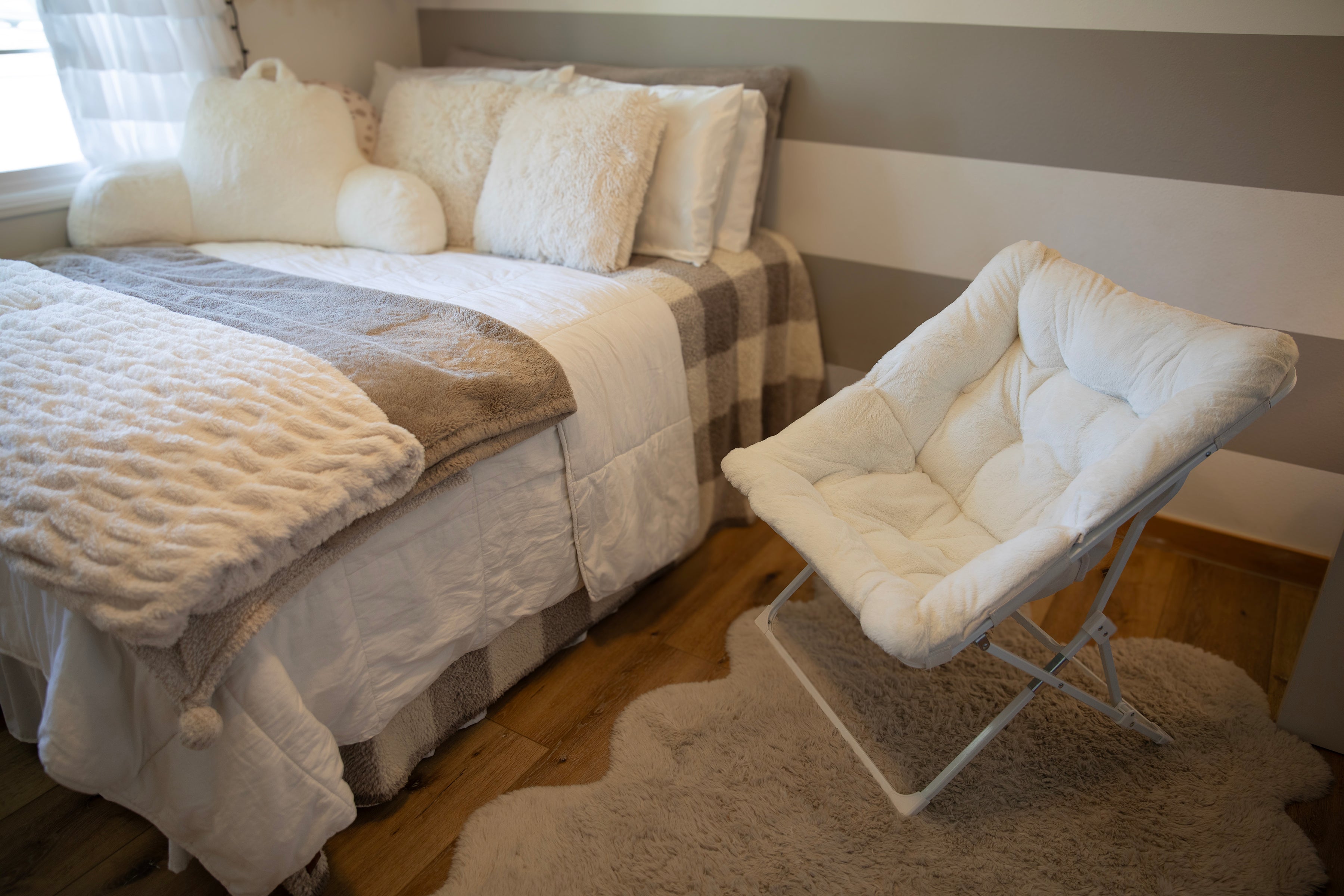 Mellow Dorm White Folding Plush Chair