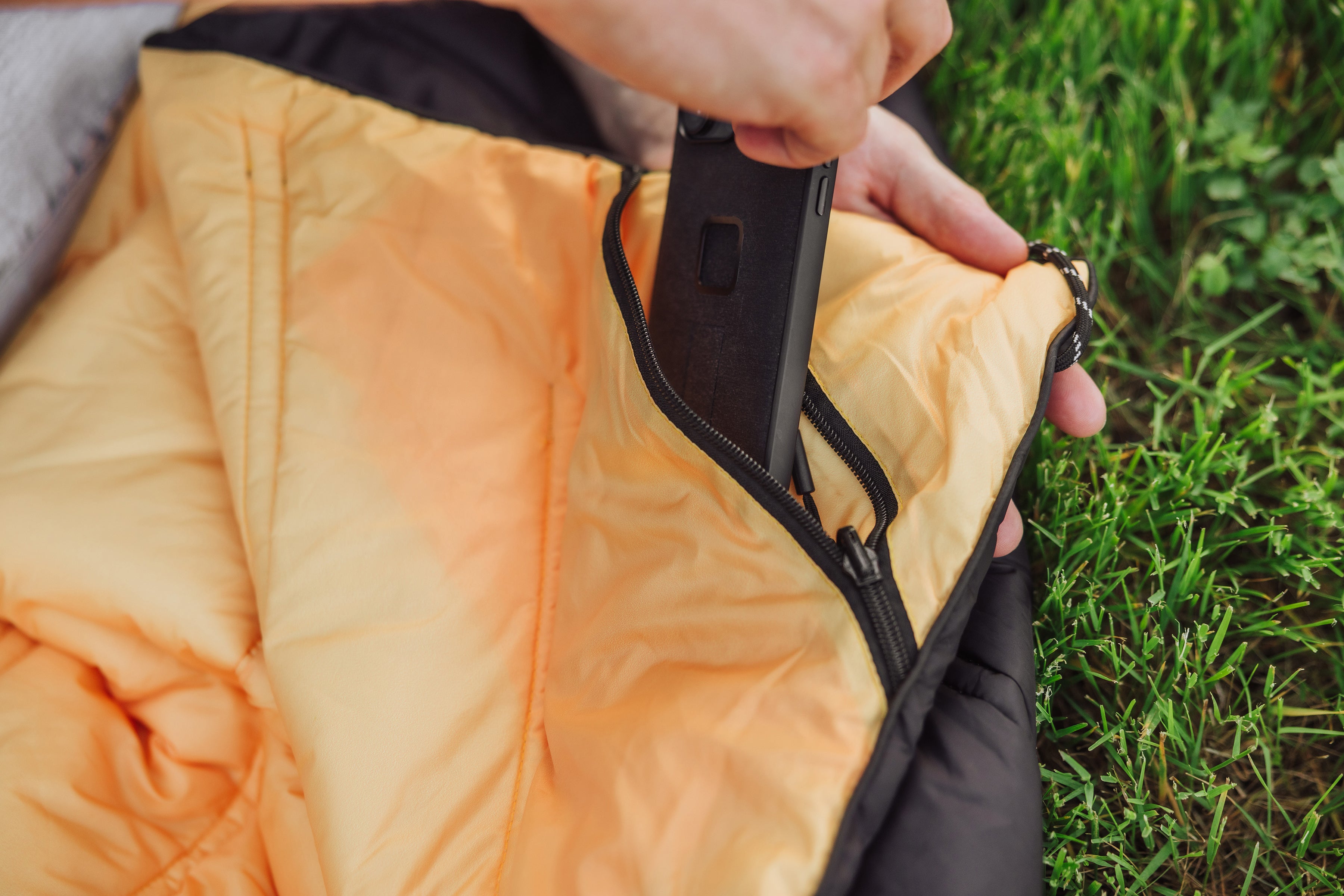 Aura Outdoor Puffer Blanket