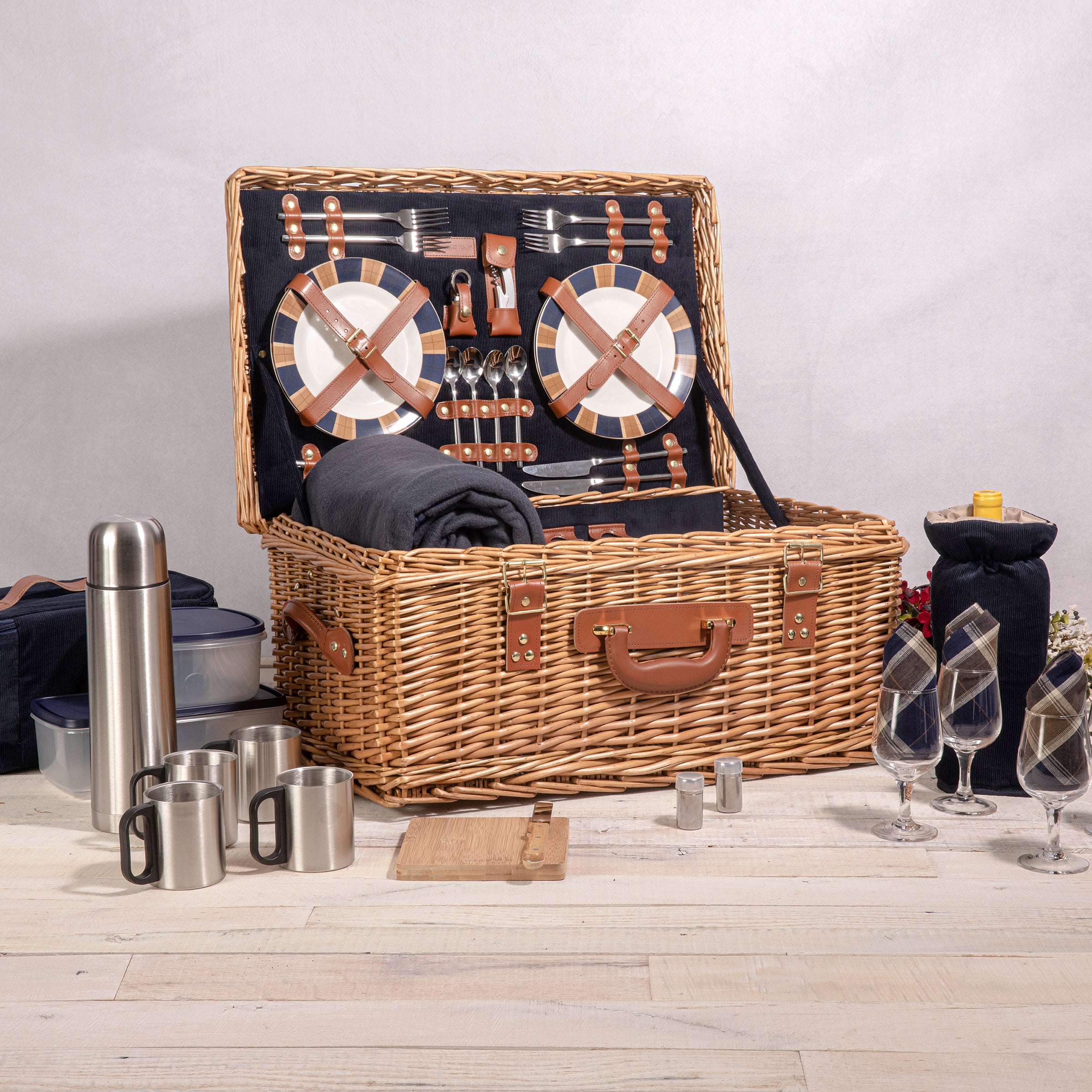 Picnic Basket Boutique Basket Bamboo 21-Piece Insulated Picnic Basket