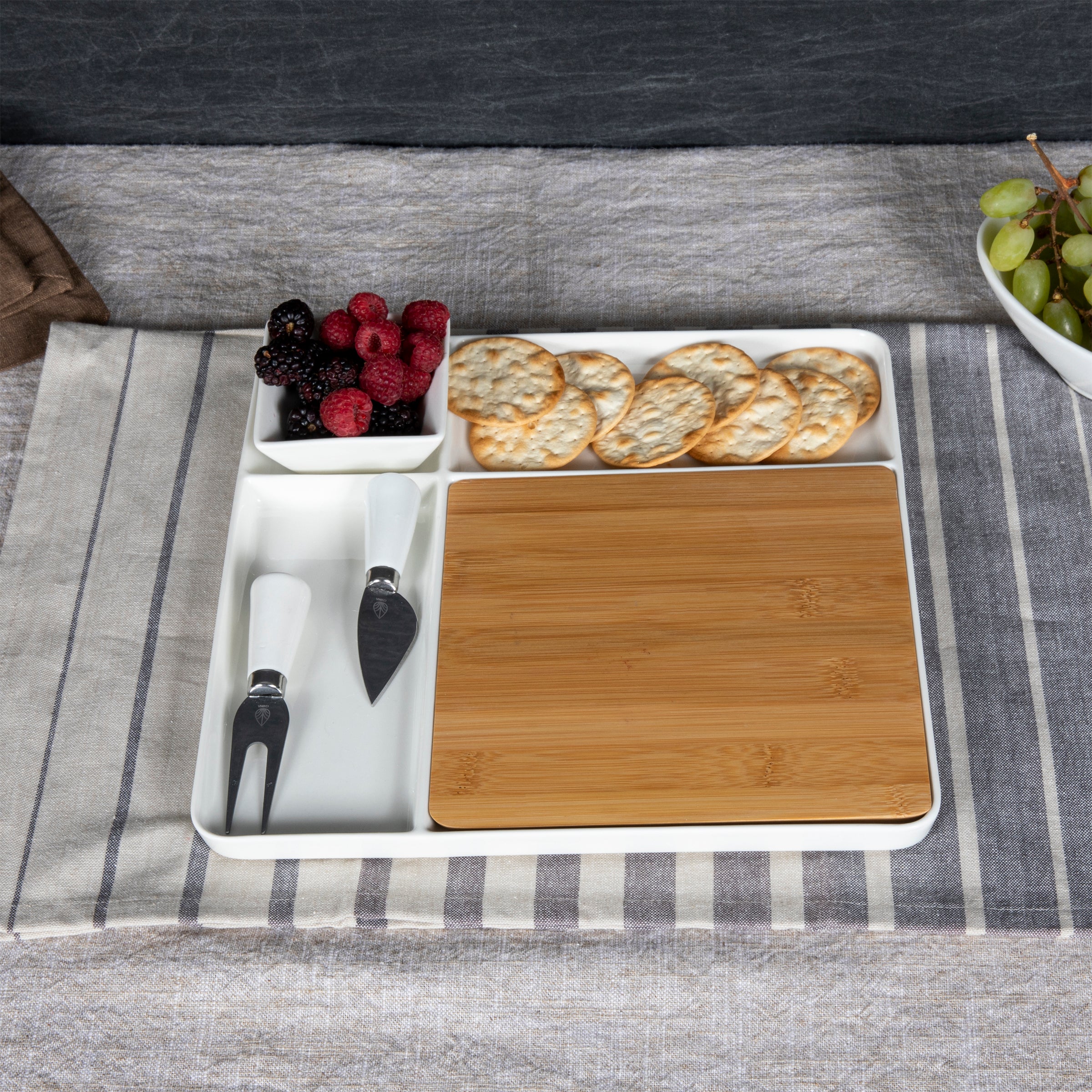 Peninsula Cutting Board Serving Tray – PICNIC TIME FAMILY OF BRANDS