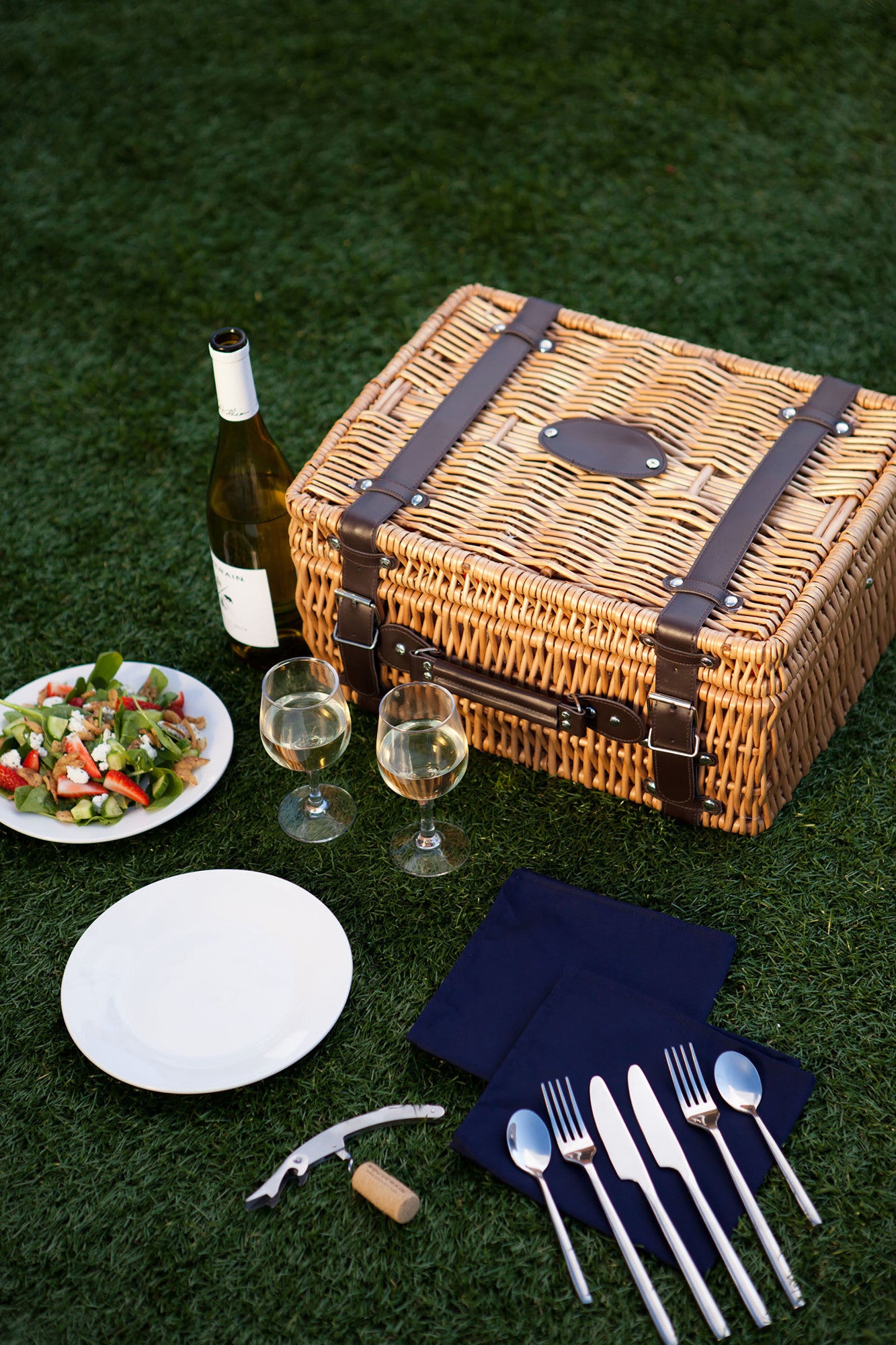  PICNIC TIME NHL Arizona Coyotes Champion Picnic Basket for 2,  Large Wicker Picnic Set with Cutlery Service Kit, (Black with Brown  Accents) : Patio, Lawn & Garden