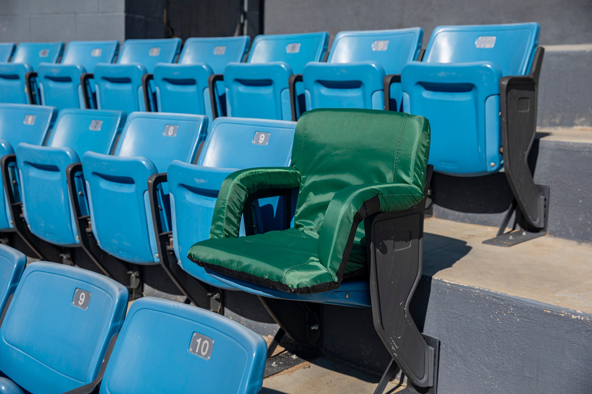 Picnic Time Kansas State Wildcats Ventura Reclining Stadium Seat, Black